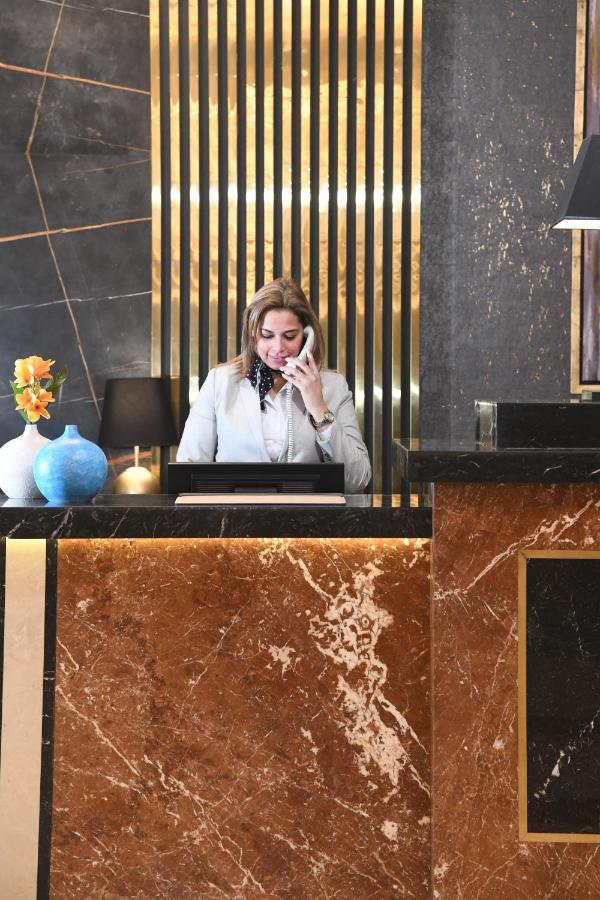 קהיר Tolip Gardens Hotel מראה חיצוני תמונה A hotel receptionist