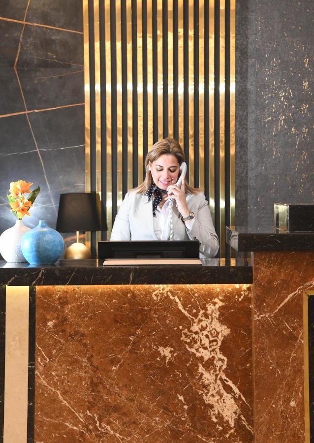 קהיר Tolip Gardens Hotel מראה חיצוני תמונה A hotel receptionist